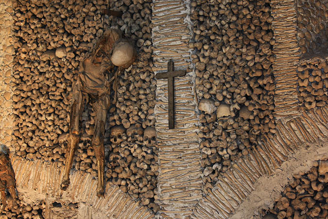 Portugal - Abhängen in der Knochenkapelle