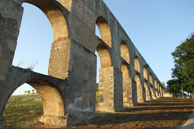 Portugal - Das Aquädukt von Elvas oder auch "stürzende Linien"