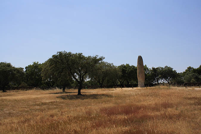 Portugal - Der Menhir de Meada ist der größte der iberischen Halbinsel 