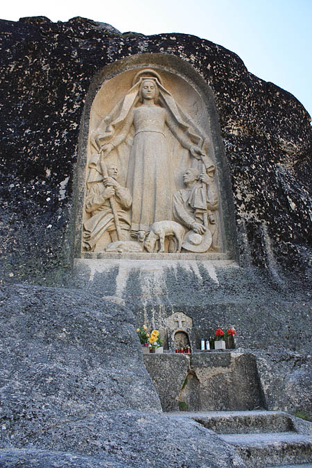 Portugal - Eine aus dem Fels gehauene Madonna