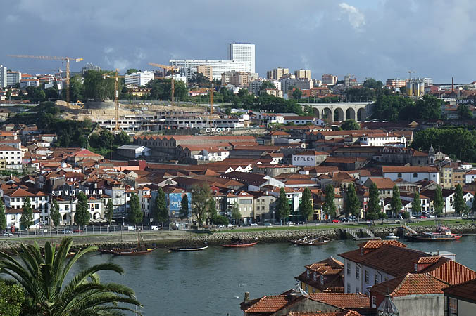 Portugal - Blick auf die Portweinkeller in Vila Nova de Gaia am anderen Douro-Ufer