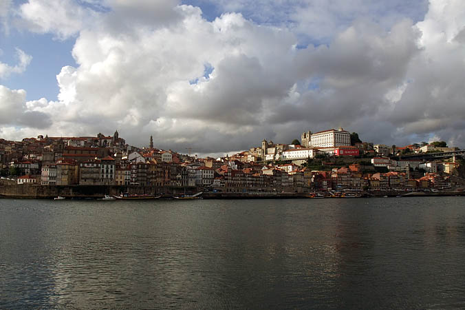 Portugal - Blick auf Porto und den Douro, von Weitem sieht Porto gar nicht so baufällig aus