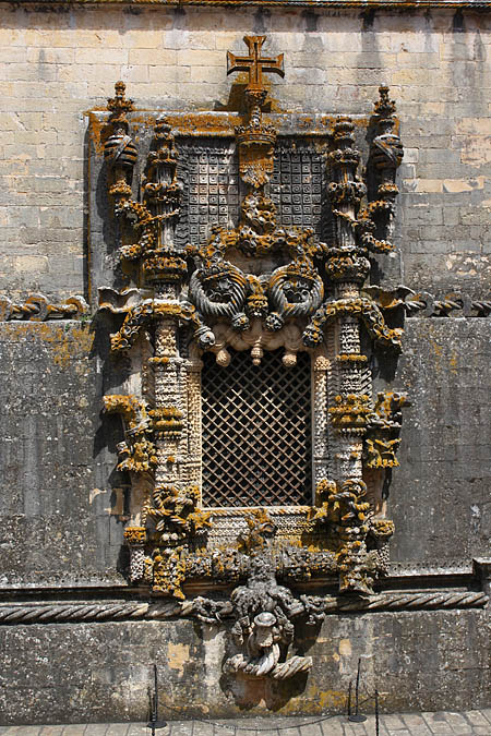 Portugal - Ein manuelinisches Fenster mit Seil-Ornamenten