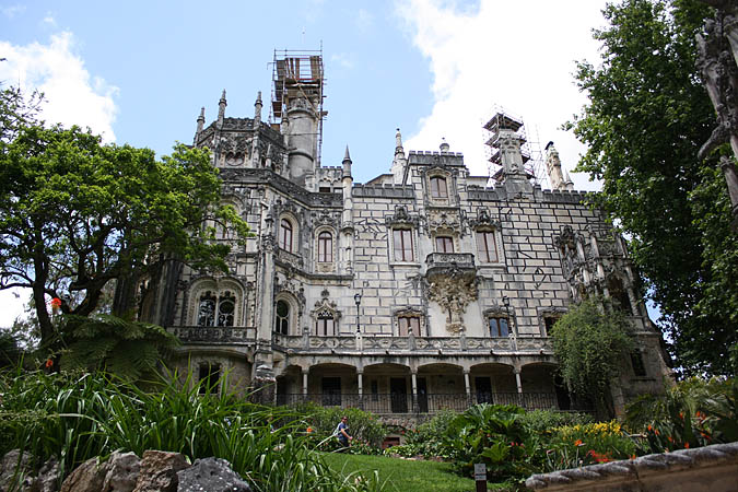 Portugal - Quinta de Regaleira in Sintra, ein Palast mit riesenhaft-bizarrer Gartenanlage