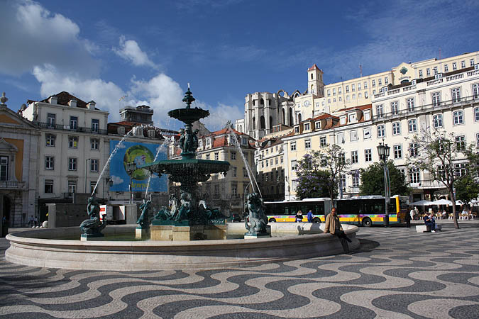 Portugal - Der Rossio, der zentrale Platz Lissabons, mit der im Erdbeben zerstörten Igreja do Carmo im Hintergrund 