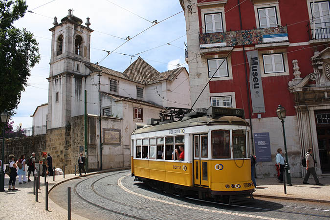 Portugal - Günstiges Transportmittel zu allen Sehenswürdigkeiten: Die Tram