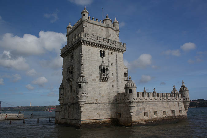 Portugal - Der Totte de Belém ist einsam auf einem Felsen gebaut