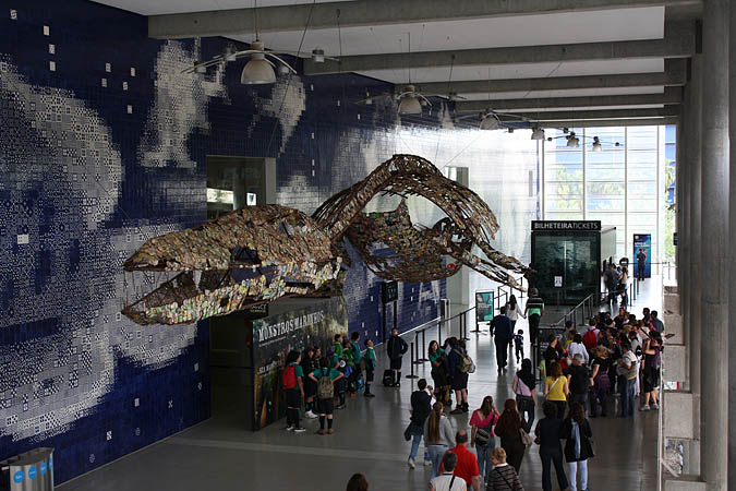 Portugal - Uhrzeittier aus Blechdosen am Eingang des Oceanarios 