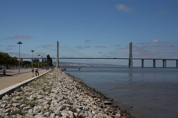 Portugal - Die neue 16 km lange Brücke in Lissabon
