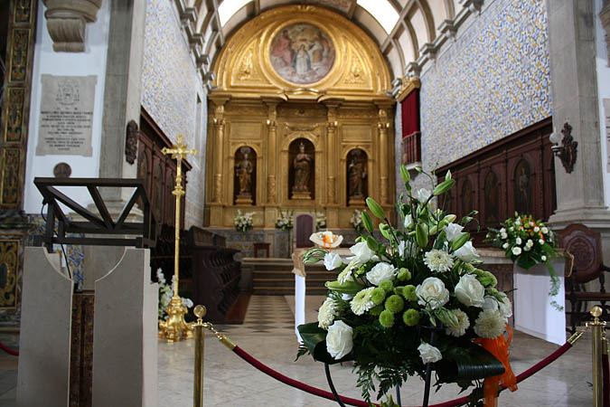 Portugal - Frische Blumen in der Kathedrale