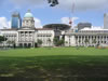Ein gepflegtes Cricket-Feld und im Hintergrund die City Hall (rechts) und der Supreme Court (55,224 bytes)