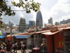 Eine Gasse in Chinatown, der Hindutempel mit Khen und die Skyline im Hintergrund (70,607 bytes)